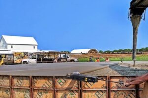 Battery-Powered Roller Screed - Curb Roller on a center pivot point for round screeding
